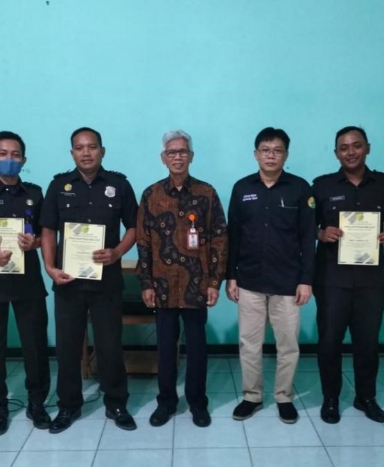 REKTOR UNIVERSITAS BHAMADA SLAWI BERIKAN PENGHARGAAN KEPADA PETUGAS KEBERSIHAN DAN SATPAM